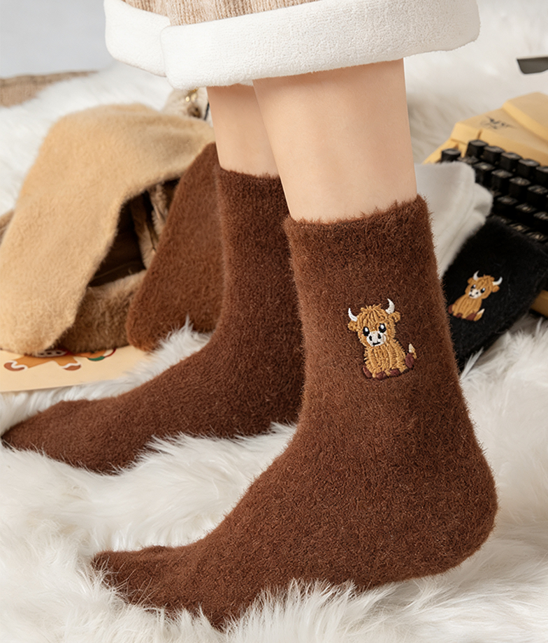 ⏳Tidsbegränsat erbjudande: 50 % rabatt⏰Söta och varma plyschsockor för kvinnor med broderad Highland Cow🐮🧦