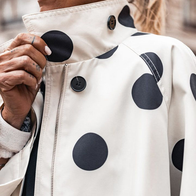 📢📢60% rabatt – Endast denna vecka!✨|Kvinnors retro prickig utsvängd jacka med hög krage och raglanärmar
