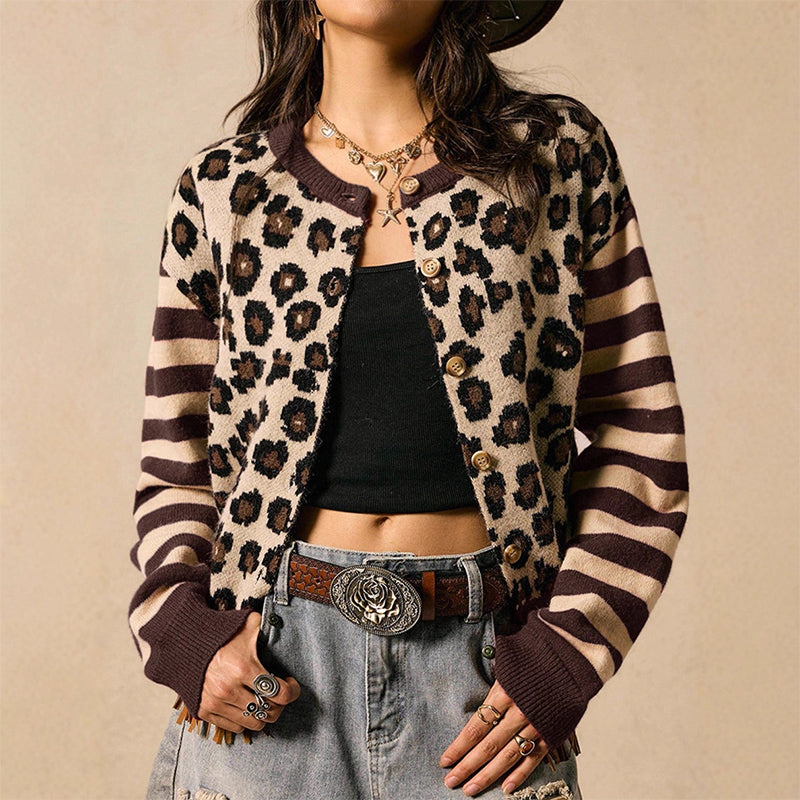 Tidlös Stickad Cardigan Dam – Mjuk Kofta med Elegant Leopardmönster