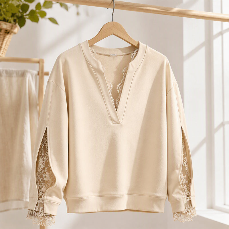✨ Kvinnlig detalj | Elegant Damtröja med V-ringning – Feminin Design med Spetsdetaljer och Bekväm Passform