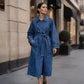 Elegant Lång Jeanskappa Dam – Klassisk Denim Trenchcoat med Dubbelknäppning