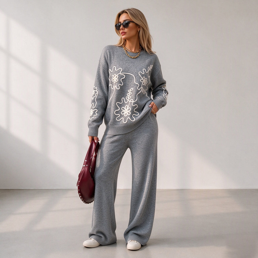 Stickat Set Dam med Rundhalsad Tröja och Vida Byxor – Blommigt Broderi