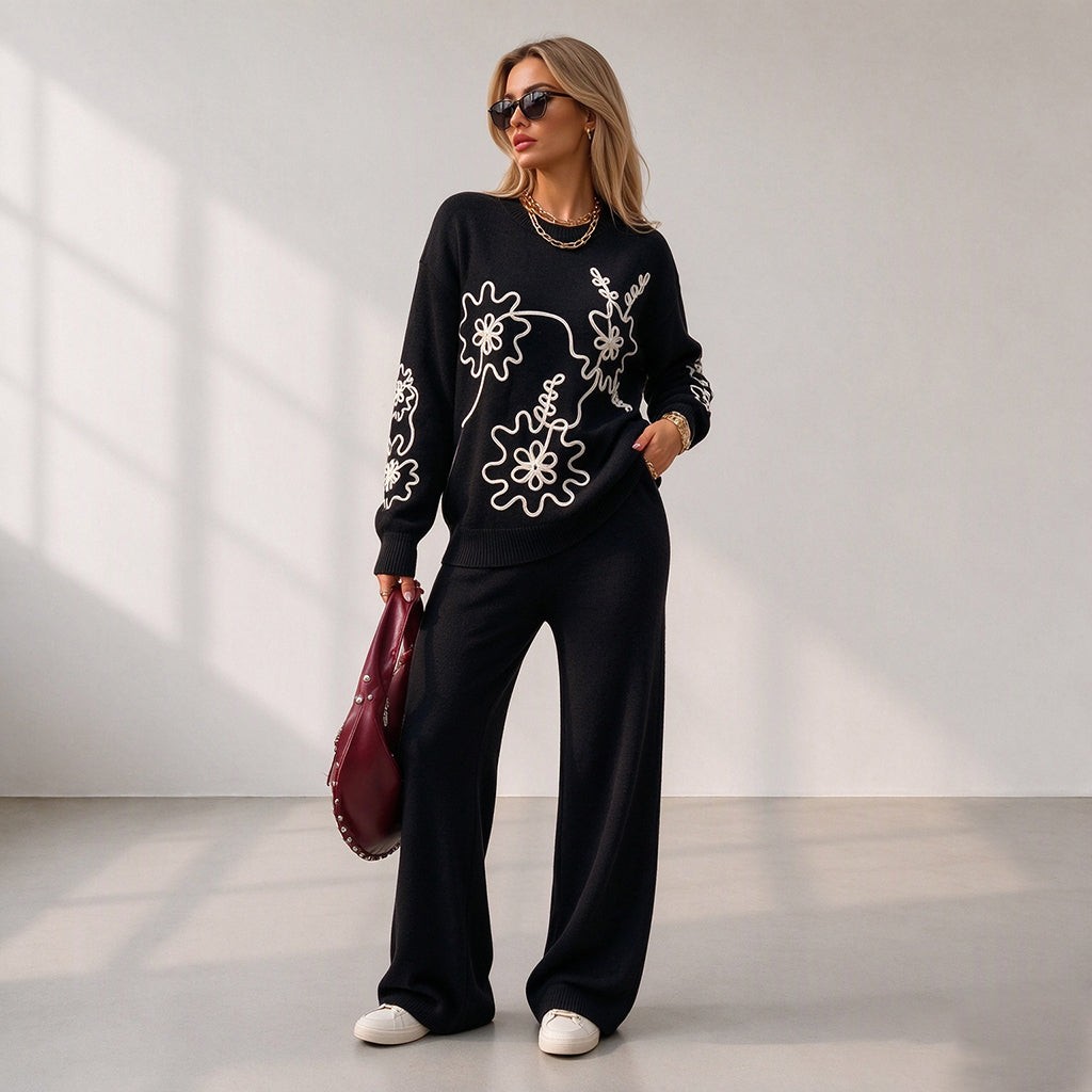 Stickat Set Dam med Rundhalsad Tröja och Vida Byxor – Blommigt Broderi