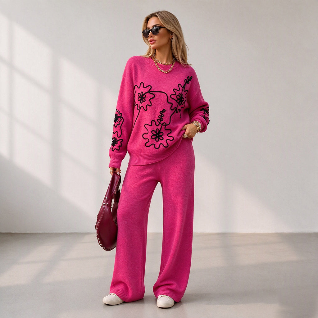 Stickat Set Dam med Rundhalsad Tröja och Vida Byxor – Blommigt Broderi